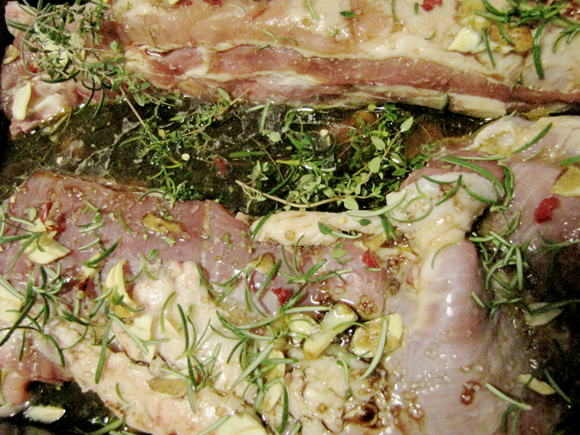 foto de uma costela suína crua e temperada pronta para ir ao forno