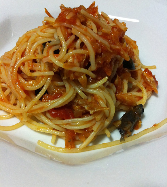 foto de espaguete ao molho vermelho com bacalhau desfiado