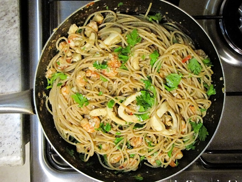 Espaguete integral com camarão e lula