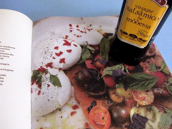 foto do livro de receita do jamie olive e um vidro de vinagre balsamico borges