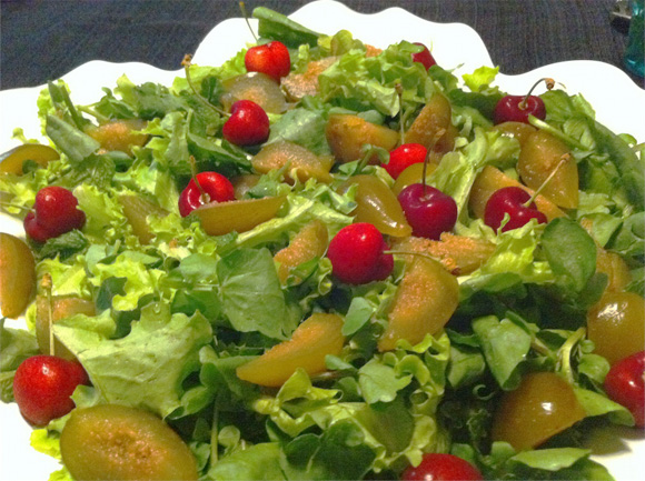 foto de salada verde, com figos em calda e cerejas frescas