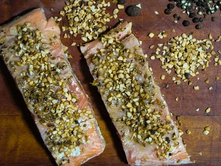 Posta de salmão com erva-doce em crosta de castanha