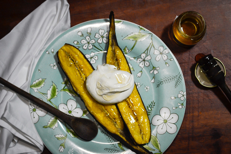 Banana da terra assada com merengue suíço