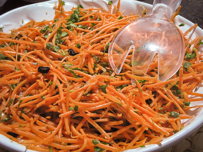 Salada de cenoura com coentro e uva-passa