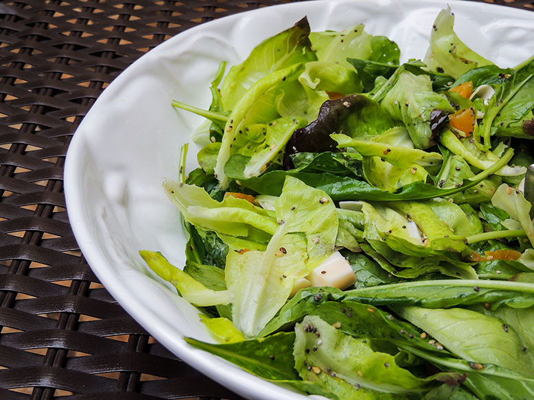 Receita de salada verde com damasco, chia e gergelim